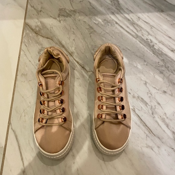Kendall & Kylie Rose Gold Platform Sneakers. Size 5 - Picture 2 of 6